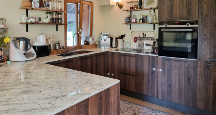 À vendre – Élégant duplex rénové avec jardin privatif à Presinge image 2