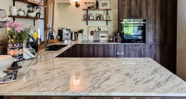 À vendre – Élégant duplex rénové avec jardin privatif à Presinge image 1