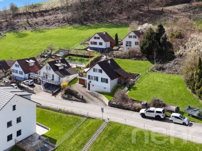Einfamilienhaus mit 2 Garagen und vielseitigem Raumangebot image 1