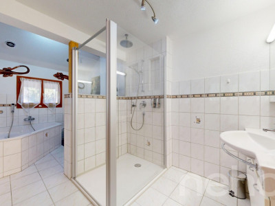 Einfamilienhaus mit 2 Garagen und vielseitigem Raumangebot image 10