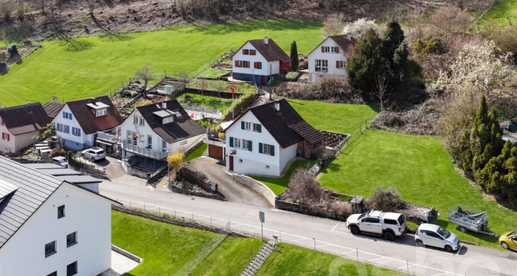 Einfamilienhaus mit 2 Garagen und vielseitigem Raumangebot image 1