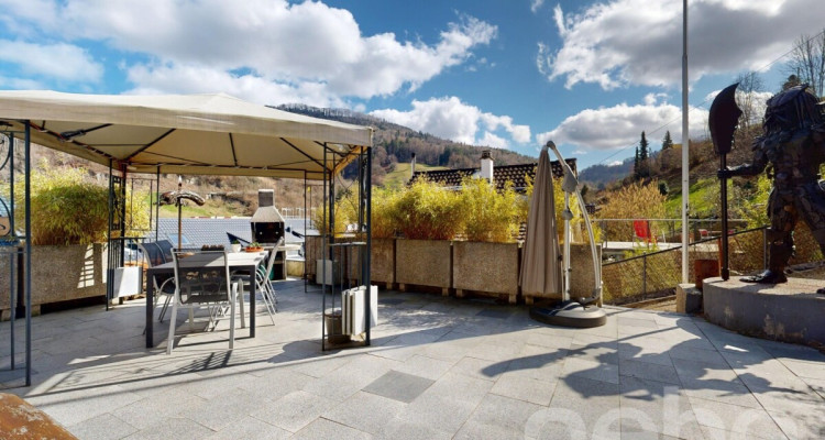 Einfamilienhaus mit 2 Garagen und vielseitigem Raumangebot image 2