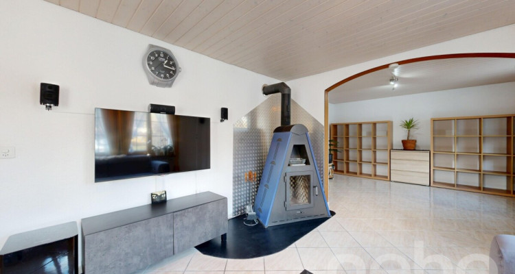 Einfamilienhaus mit 2 Garagen und vielseitigem Raumangebot image 4