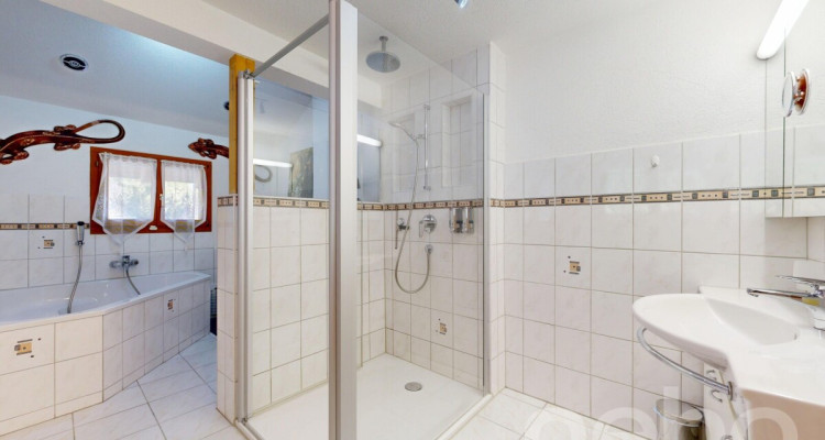 Einfamilienhaus mit 2 Garagen und vielseitigem Raumangebot image 10