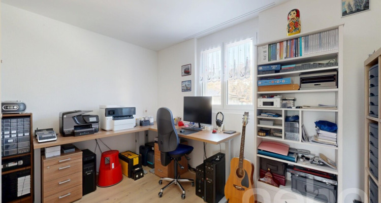 Neuwertige 4.5-Zimmer-Wohnung mit Südwestbalkon image 9