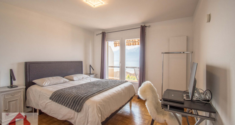 SUBERBE 2.5p meublé AVEC VUE LAC image 5