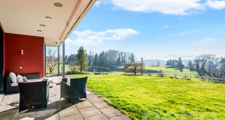 Exklusives Einfamilienhaus mit Weitsicht in idyllischer Lage image 3