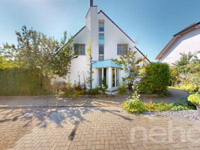 5.5-Zimmer-Doppelhaushälfte mit Wintergarten, Garten & 2 TG-Plätze image 1