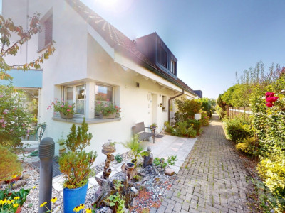 5.5-Zimmer-Doppelhaushälfte mit Wintergarten, Garten & 2 TG-Plätze image 2