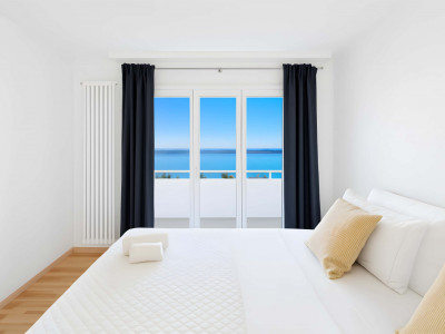 Vue panoramique sur le lac à 180 degré. image 1