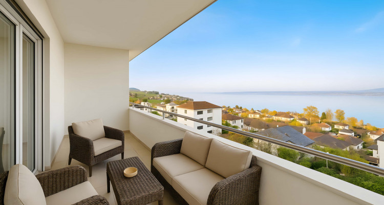 Vue panoramique sur le lac à 180 degré. image 2