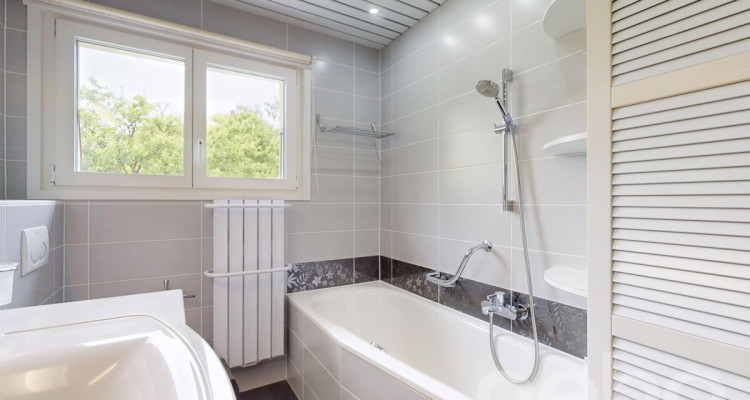 Maison familiale rénovée avec studio indépendant image 10