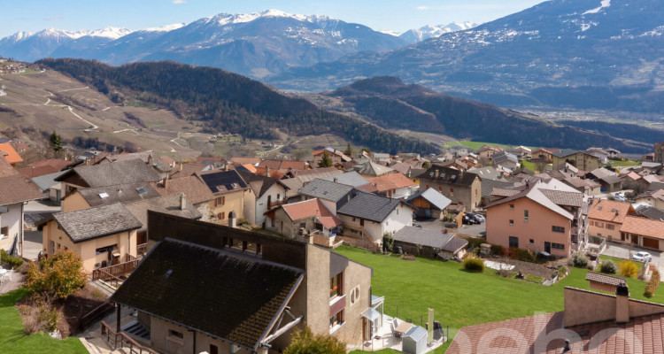 Grande maison avec appartement 2.5 indépendant - Vue dégagée image 2