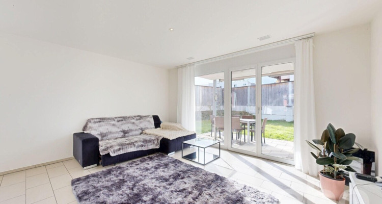 Moderne 3.5-Zimmer-Gartenwohnung mit 184 m² Garten und Sitzplatz image 2