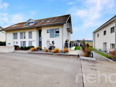 Élégant attique mansardé de 5.5 pièces à Arnex-sur-Nyon, havre de paix image 2