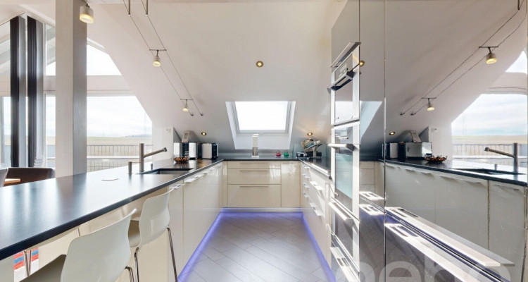 Élégant attique mansardé de 5.5 pièces à Arnex-sur-Nyon, havre de paix image 1