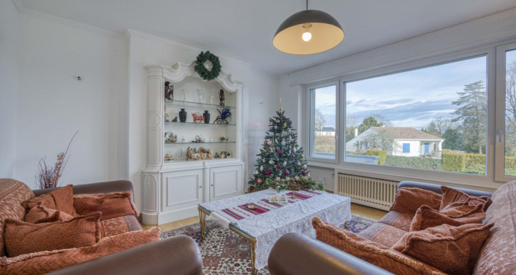 EN EXCLUSIVITÉ : Propriété familiale de caractère sur belle parcelle arborée à Genthod image 5