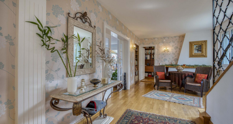 EN EXCLUSIVITÉ : Propriété familiale de caractère sur belle parcelle arborée à Genthod image 3