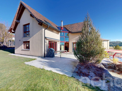 Maison familiale avec vue panoramique, piscine et grand terrain image 1