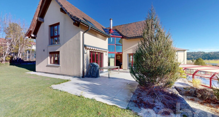 Maison familiale avec vue panoramique, piscine et grand terrain image 1