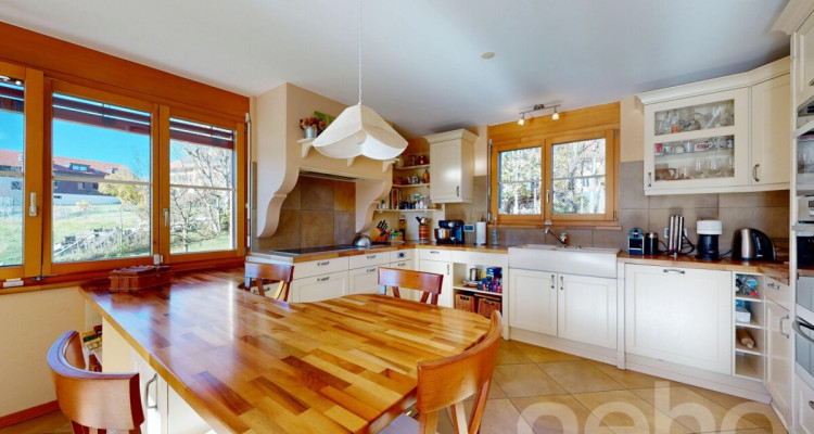 Maison familiale avec vue panoramique, piscine et grand terrain image 4