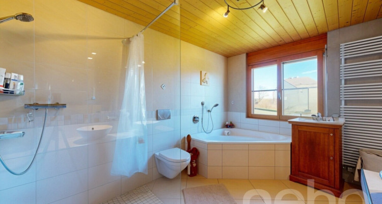 Maison familiale avec vue panoramique, piscine et grand terrain image 11