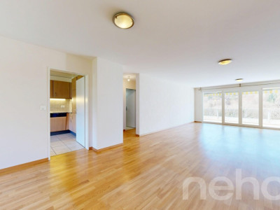 Face à un verger et la forêt image 3