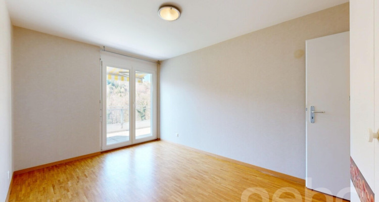 Face à un verger et la forêt image 8