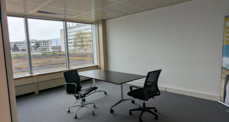 Bureau lumineux de 23 m² — Air Center Blandonnet, Vernier (GE) image 1