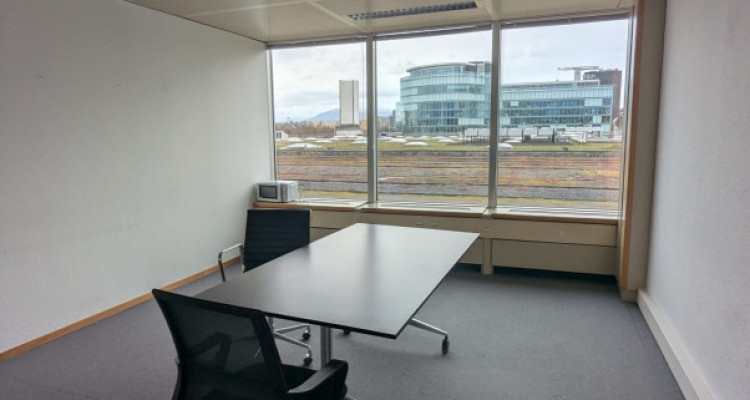 Bureau lumineux de 23 m² — Air Center Blandonnet, Vernier (GE) image 3