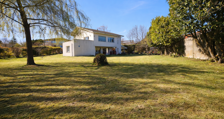 Élégante villa familiale avec grand jardin plat et fort potentiel ? Founex image 1