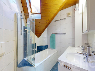 Charmante Dachwohnung mit Galerie und Weitsicht ins Grüne image 9