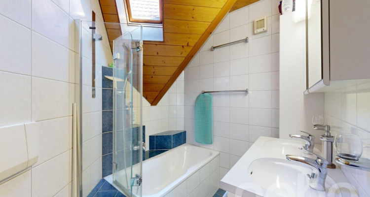 Charmante Dachwohnung mit Galerie und Weitsicht ins Grüne image 9