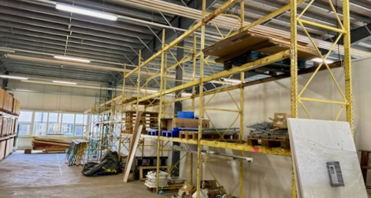 À louer - Local industriel 300 à 400 m² avec quais de chargement - Val-de-Travers image 1