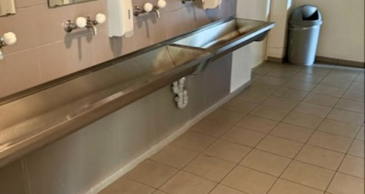 À louer - Local industriel 300 à 400 m² avec quais de chargement - Val-de-Travers image 4