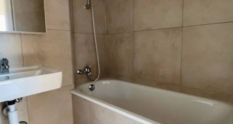 Immeuble rénové, 3 lots sur 5 loués, 4 appartements et un local commercial image 9