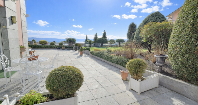 BIEN EXCEPTIONNEL!! Grand appartement en viager occupé sans rente. Vue Lac et Port privé. image 1