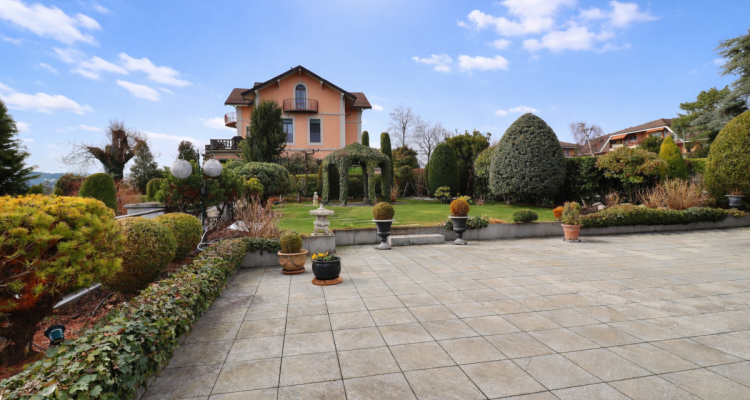 BIEN EXCEPTIONNEL!! Grand appartement en viager occupé sans rente. Vue Lac et Port privé. image 2