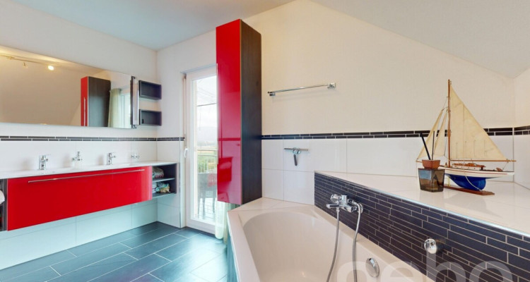 Lichtdurchflutetes 6.5-Zimmerhaus an ruhiger Lage mit viel Platz image 8