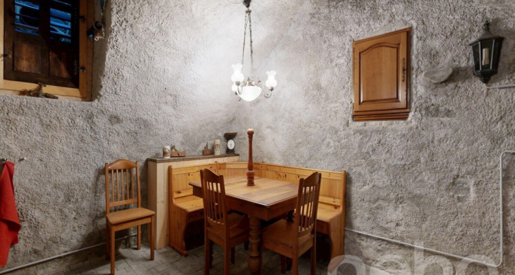 Rare ! Grande Maison villageoise rénovée avec Carnotzet image 11