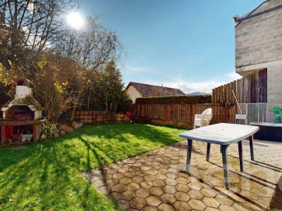 Maison mitoyenne dans un quartier familial avec jardin image 1