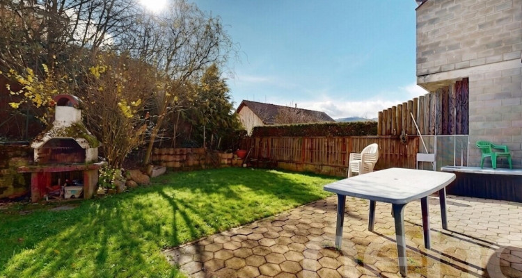 Maison mitoyenne dans un quartier familial avec jardin image 1