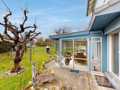 Freistehendes Einfamilienhaus mit sonnigem Garten und Wintergarten image 2