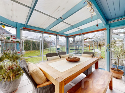 Freistehendes Einfamilienhaus mit sonnigem Garten und Wintergarten image 3