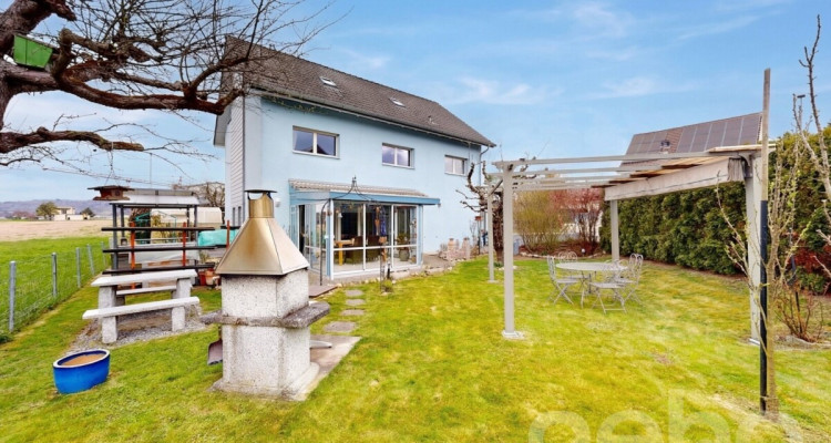 Freistehendes Einfamilienhaus mit sonnigem Garten und Wintergarten image 1