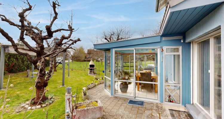 Freistehendes Einfamilienhaus mit sonnigem Garten und Wintergarten image 2