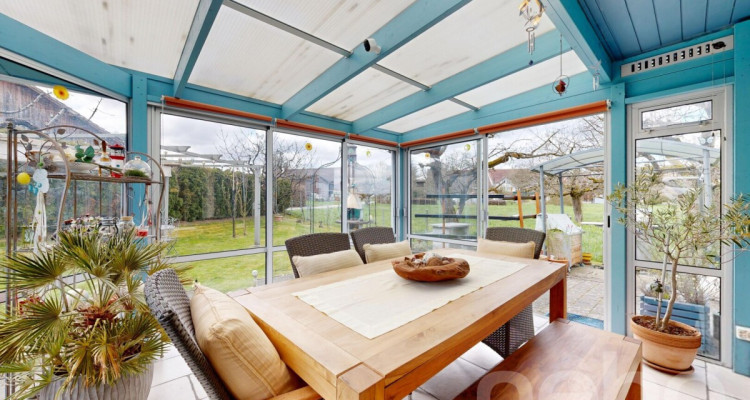 Freistehendes Einfamilienhaus mit sonnigem Garten und Wintergarten image 3