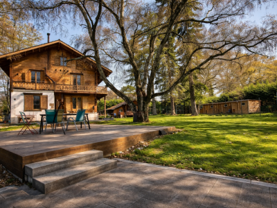 Propriété de caractère rénovée avec élégance dans un cadre exclusif image 1