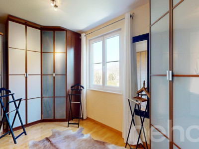 Maison jumelée avec grand jardin et volumes généreux image 12