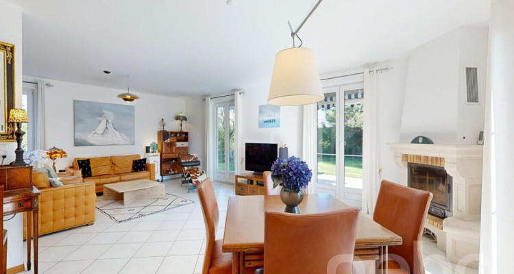 Maison jumelée avec grand jardin et volumes généreux image 3